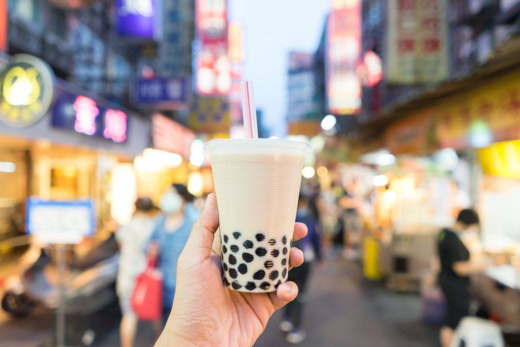 Teh susu dibeli di pasar di Taiwan.