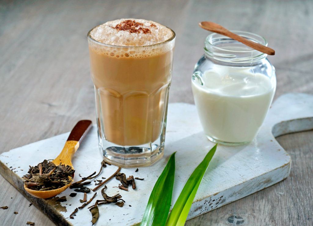 Teh tarik tersaji di atas cutting board.