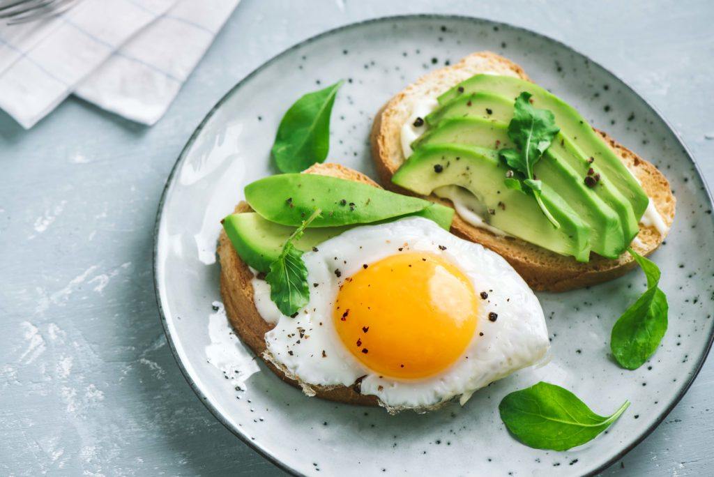Avokad dan telur adalah makanan turunkan berat badan yang mudah didapat di Indonesia.