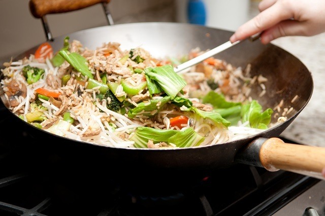 Satu cara membuat nasi goreng yang baik adalah dengan menggunakan wok.