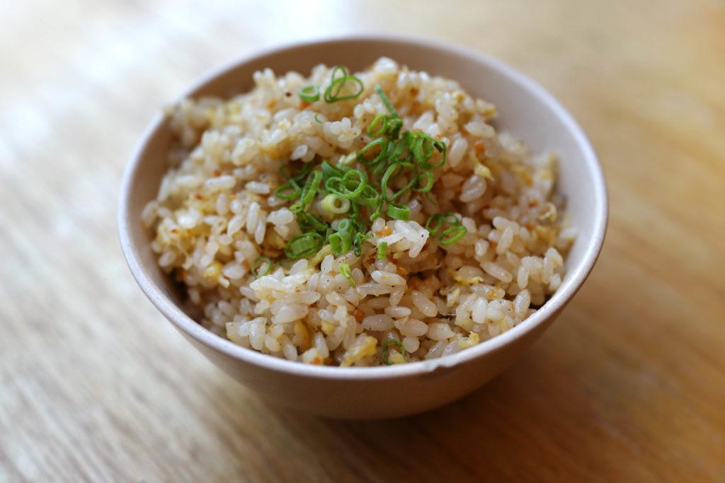 Nasi goreng khas Jepang dengan bawang putih.