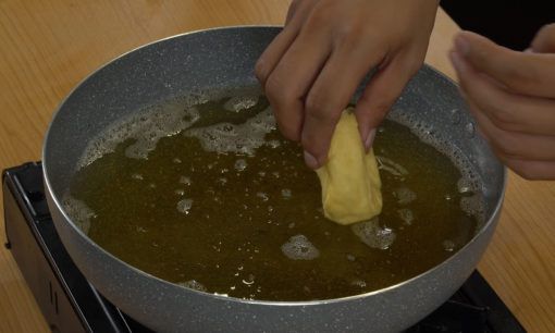 Menggoreng donat jadi salah satu teknik yang harus diperhatikan.