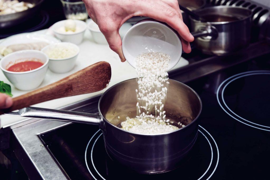Cara membuat risotto dimulai dari tumisan bawang dan beras.