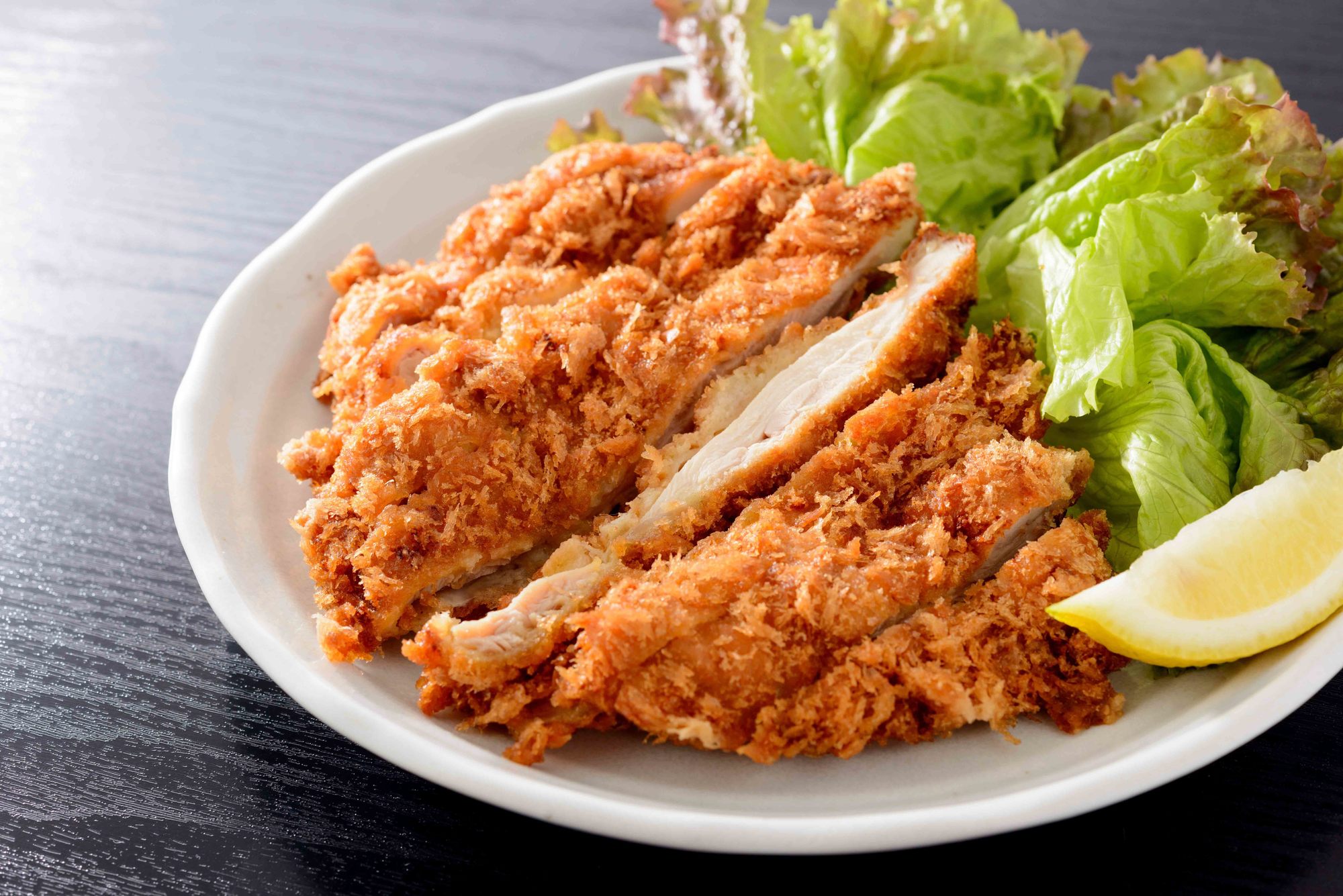 Chicken katsu tersaji dengan kol dan jeruk nipis.