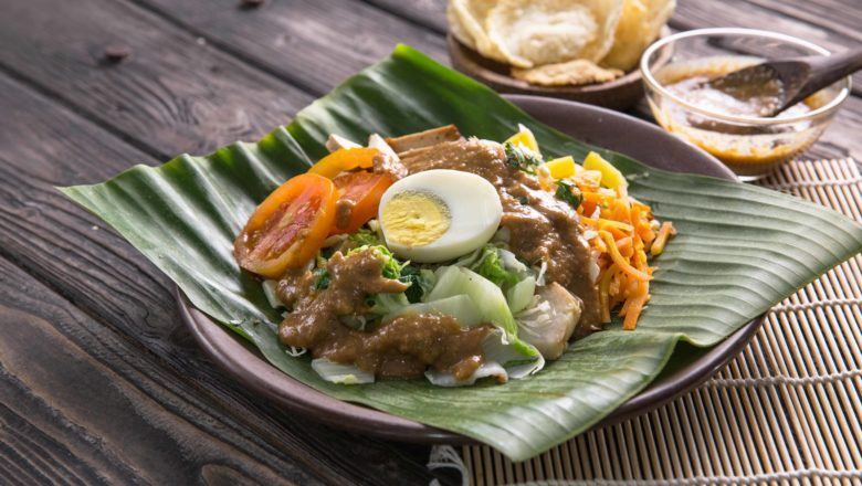 Gado-gado tersaji di atas daun pisang.