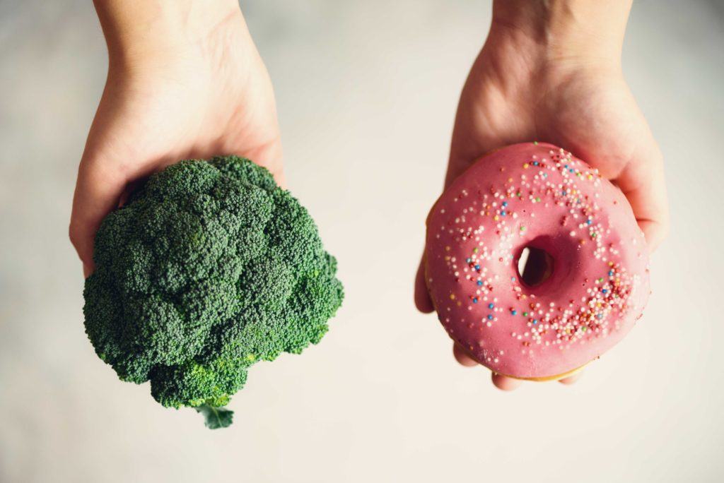 Donat dan brokoli memiliki kadar kalori makanan yang berbeda.