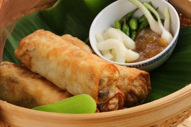 Jajanan khas Semarang berupa lumpia dan pendampingnya.