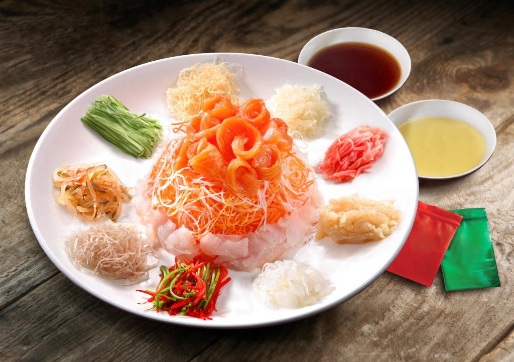 Makanan khas Imlek, Yee Sang, menggunakan salmon segar.