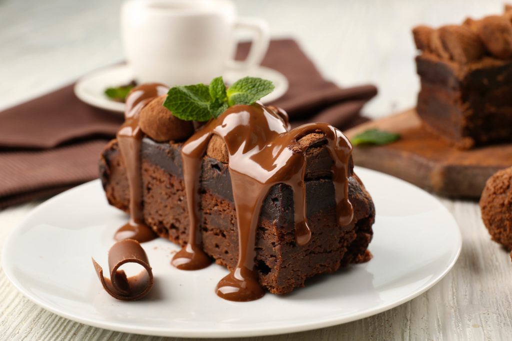 Makanan manis berupa chocolate cake.