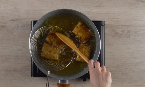 Menggoreng martabak telur.