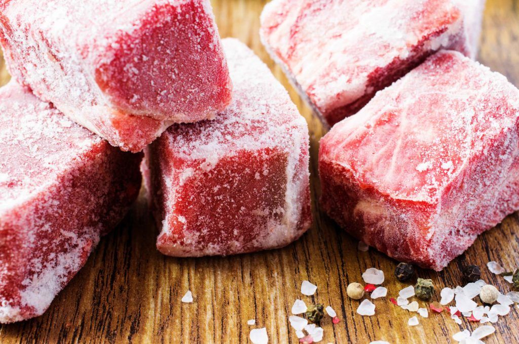 Menyimpan daging di kulkas seperti daging sapi berikut ini.