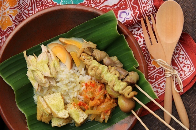 Jajanan khas Semarang berupa nasi ayam yang mirip nasi liwet.