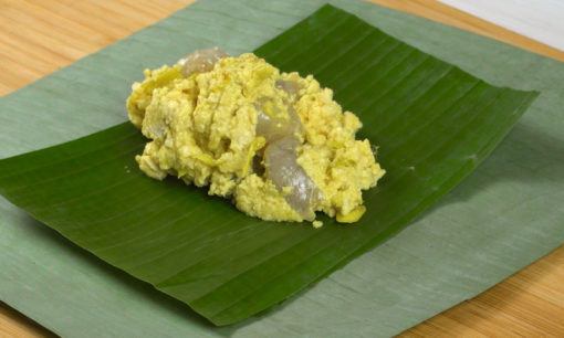 Membuat bungkusan pepes tahu udang.