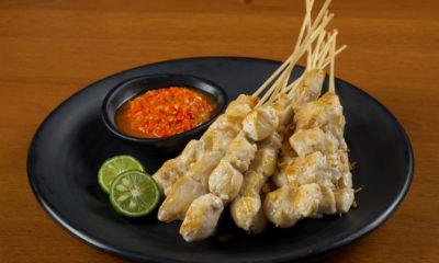 Sate taichan tersaji di atas piring hitam.