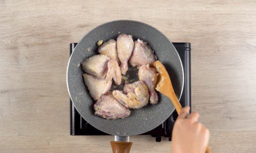 Memasak daging ayam untuk resep semur ayam kecap.