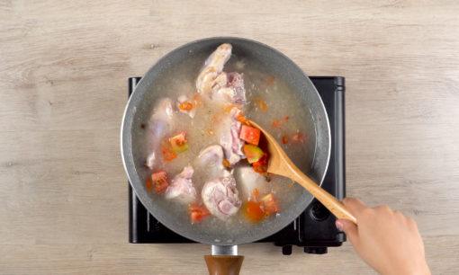 Menambahkan bumbu untuk resep semur ayam kecap.