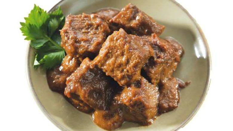 Semur malbi tersaji di atas piring.