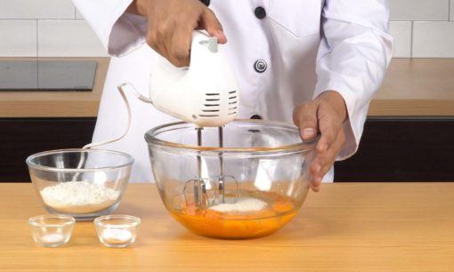 Cara membuat bolu kukus keju dengan mengaduk gula dan telur terlebih dahulu.