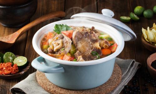 Hasil masak resep sop buntut Surabaya tersaji di mangkuk.