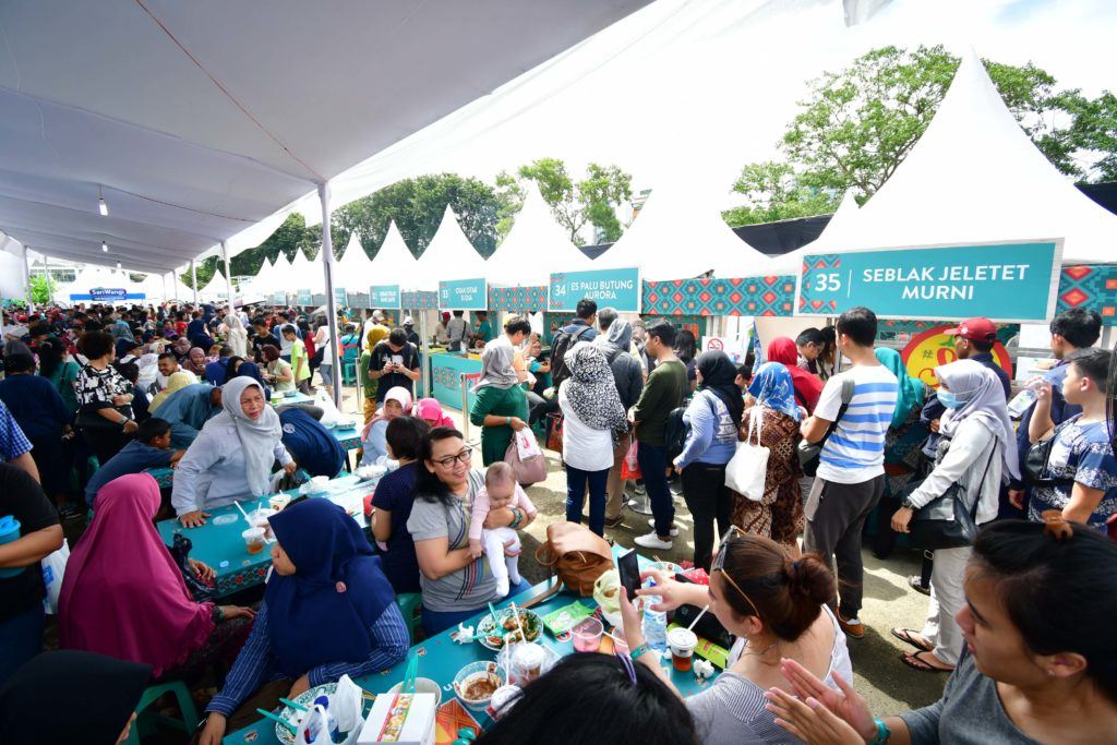 Festival kuliner yang ramai dikunjungi.