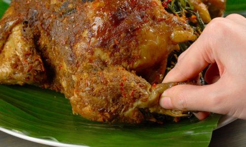 Menikmati Ayam Betutu dengan tangan.