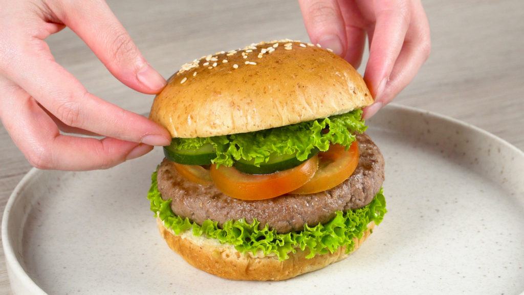 Daging burger diolah menjadi satu menu baru.