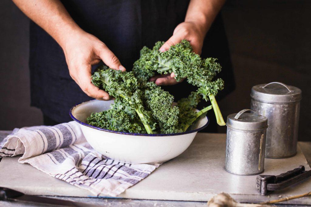 Sayur kale akan dimasak.