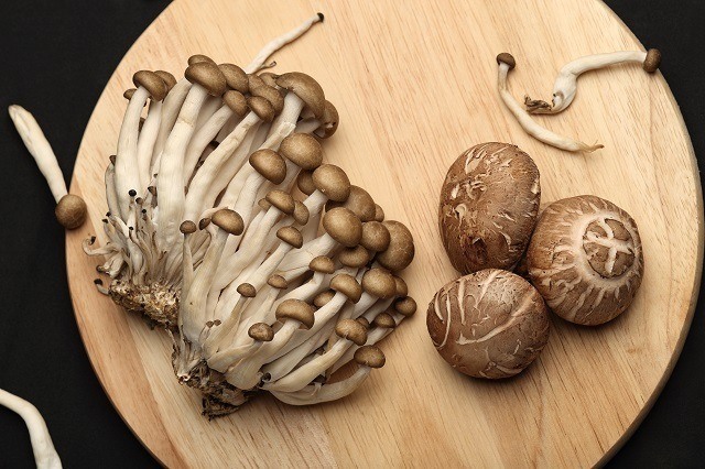 Kalau sudah terbiasa menikmati sukiyaki atau shabu-shabu, kamu pasti mengenal dua jenis jamur ini. 