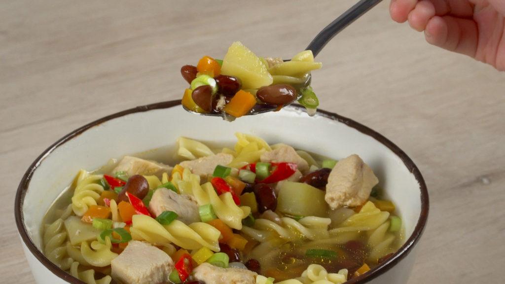 Hasil cara membuat sup Sop Kacang Merah Fusilli tengah dinikmati.