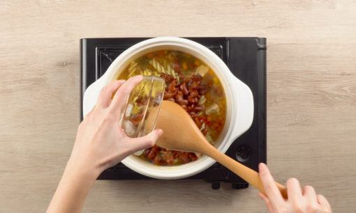 Menyelesaikan memasak Sop Kacang Merah Fusilli.