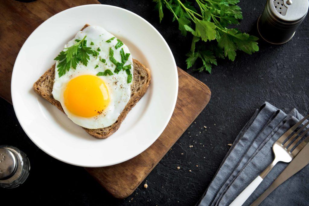 Telur mata sapi tersaji dengan roti bakar.