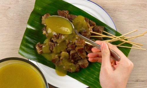 Membubuhi kuah resep sate Padang.