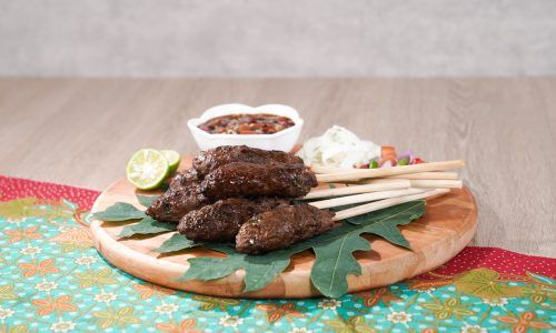 Sate buntel di piring bundar.