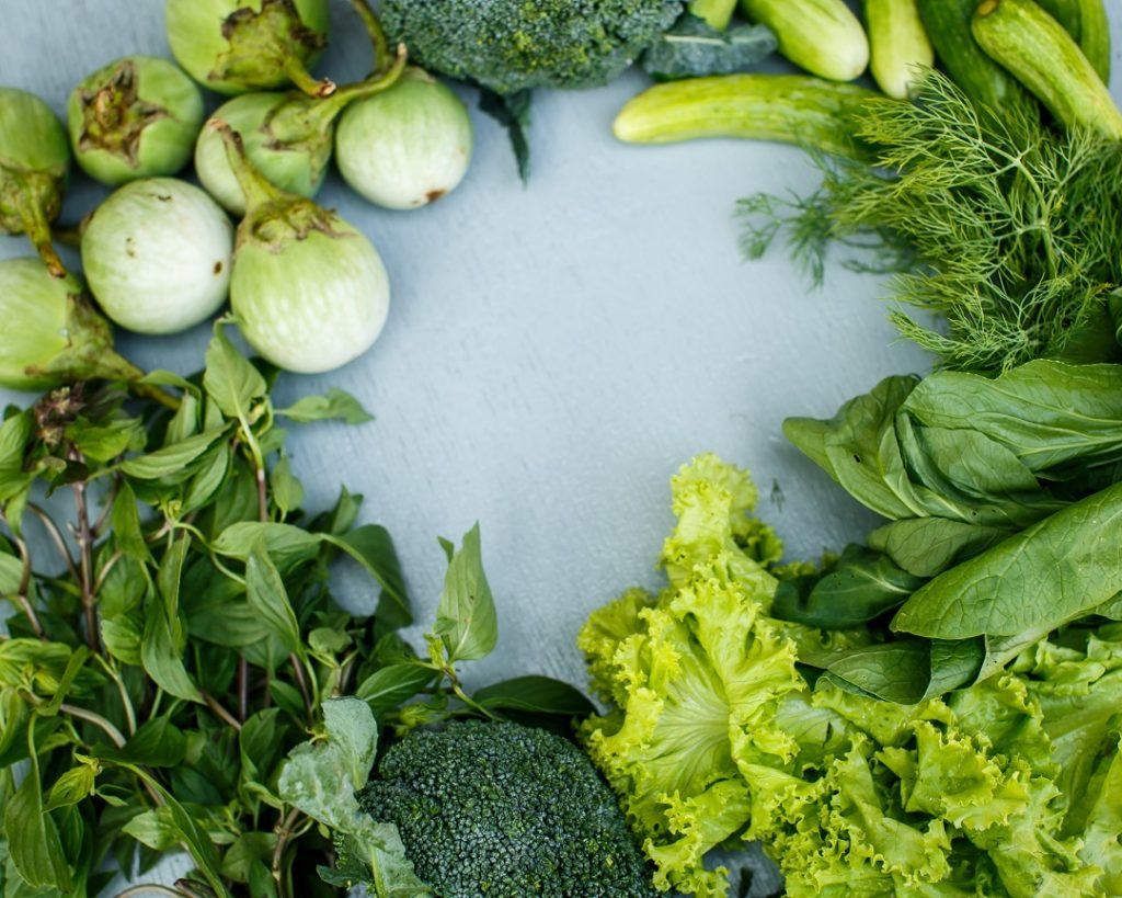 Variasi sayuran hijau adalah makanan sehat untuk ibu hamil