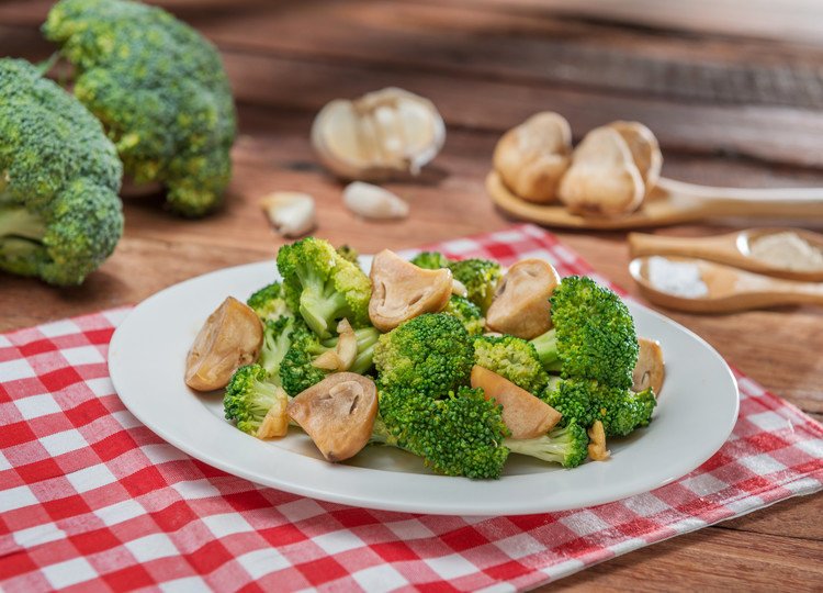 Tumis brokoli dengan saus jamur.