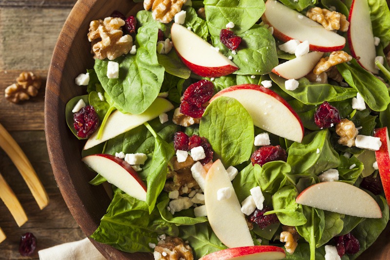 Cara membuat salad sayur dengan buah apel.