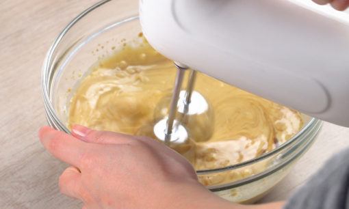 Membuat adonan kue cucur dengan mixer.
