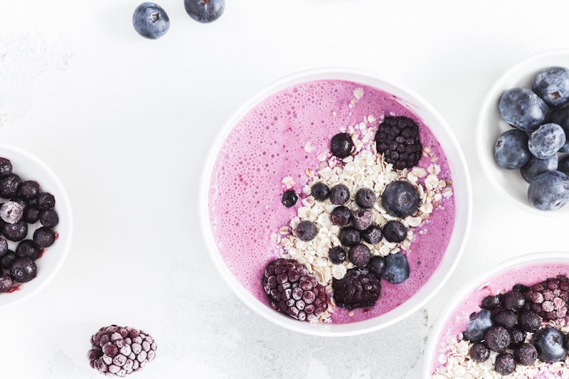 Smoothie bowl dari buah blueberry.