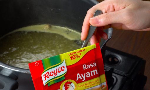 Membumbui Soto Banjar dengan Royco.