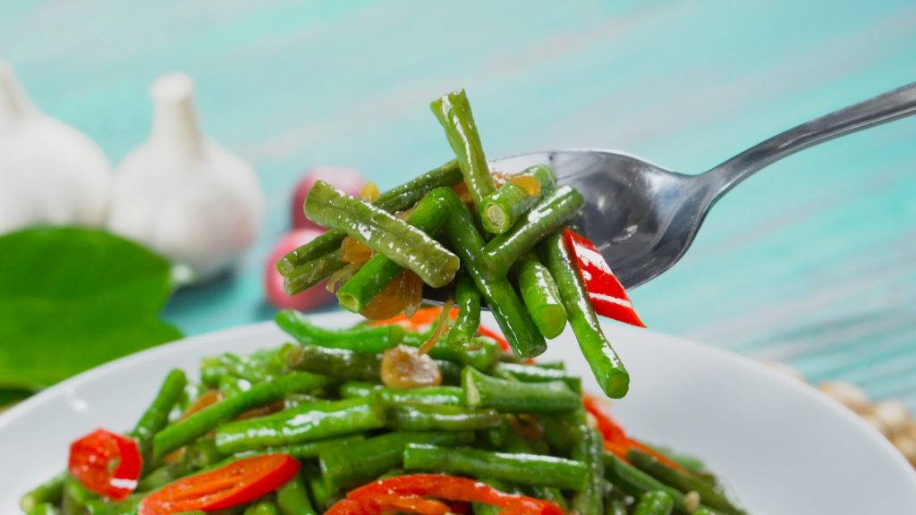 Tumis kacang panjang kecap tengah dinikmati.