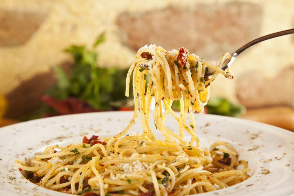 Sepiring pasta spaghetti aglio e olio.
