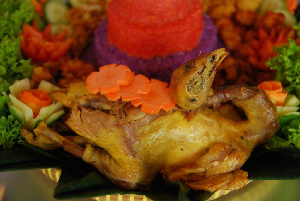 Ayam pejantan pada sajian tumpeng kemerdekaan.