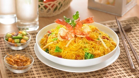 Bihun goreng ebi siap untuk dinikmati.