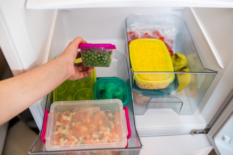 Food container di dalam freezer kulkas.