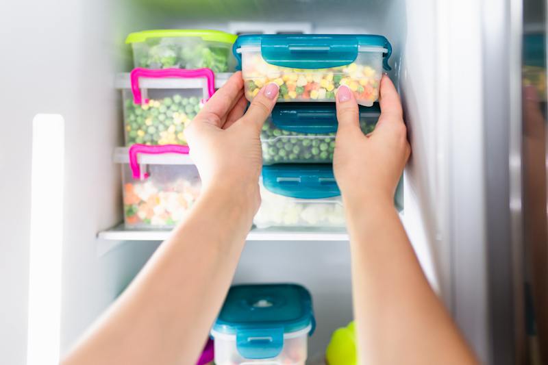 Freezer kulkas untuk menyimpan makanan beku dalam food container.