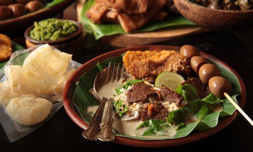 Nasi pindang Semarang disajikan bersama aneka makanan lainnya.