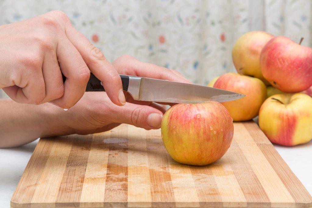 Pisau dapur memotong apel