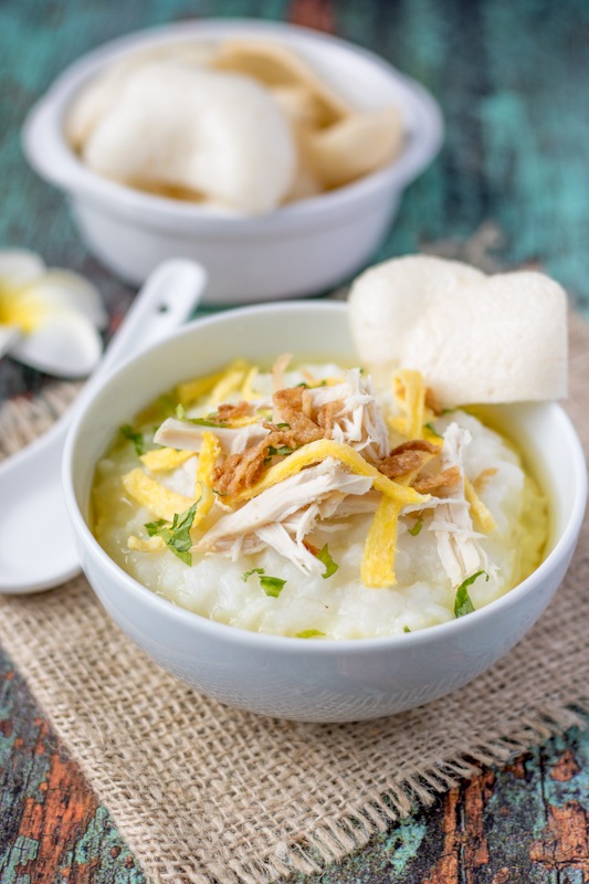 Bubur ayam lengkap dengan topping dimasak dengan slow cooker.