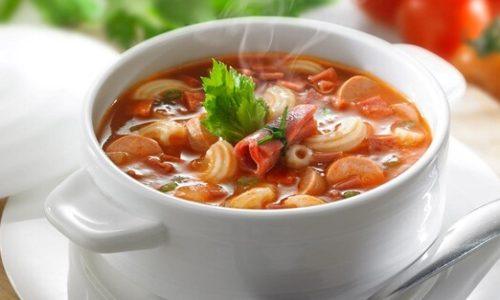 Sup Tomat Daging Asap hangat tersaji.