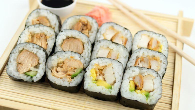 Hasil masak resep sushi roll dengan isian ayam dan mayo pedas.
